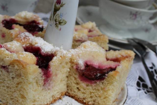 Ciasto drożdżowe ze śliwkami