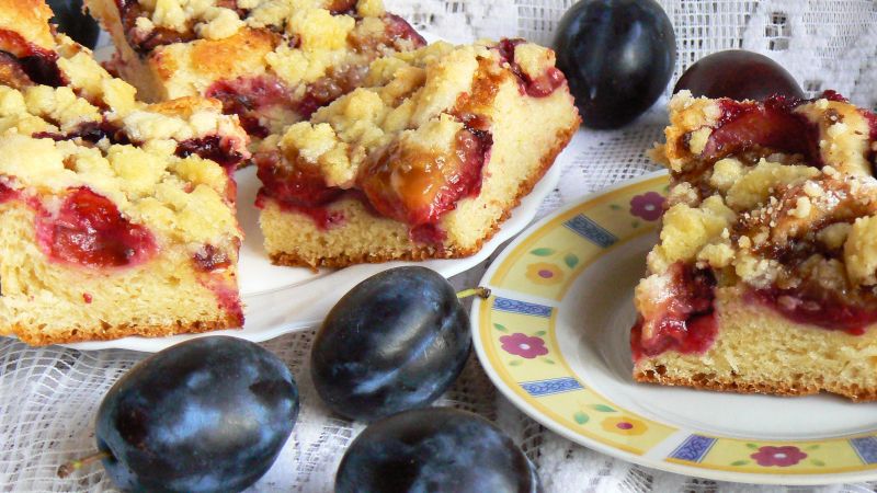 Ciasto drożdżowe ze śliwkami i kruszonką Ciasto drożdżowe ze śliwkami i kruszonką