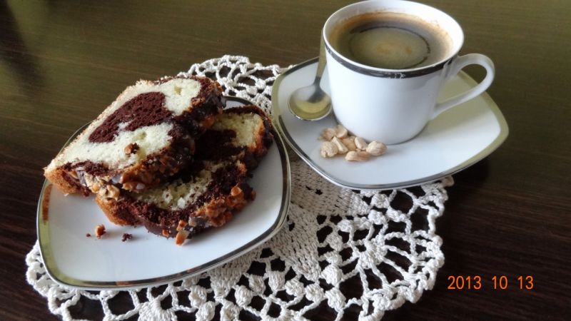 Ciasto dwukolorowe z posypką z orzeszków Ciasto dwukolorowe z posypką z orzeszków