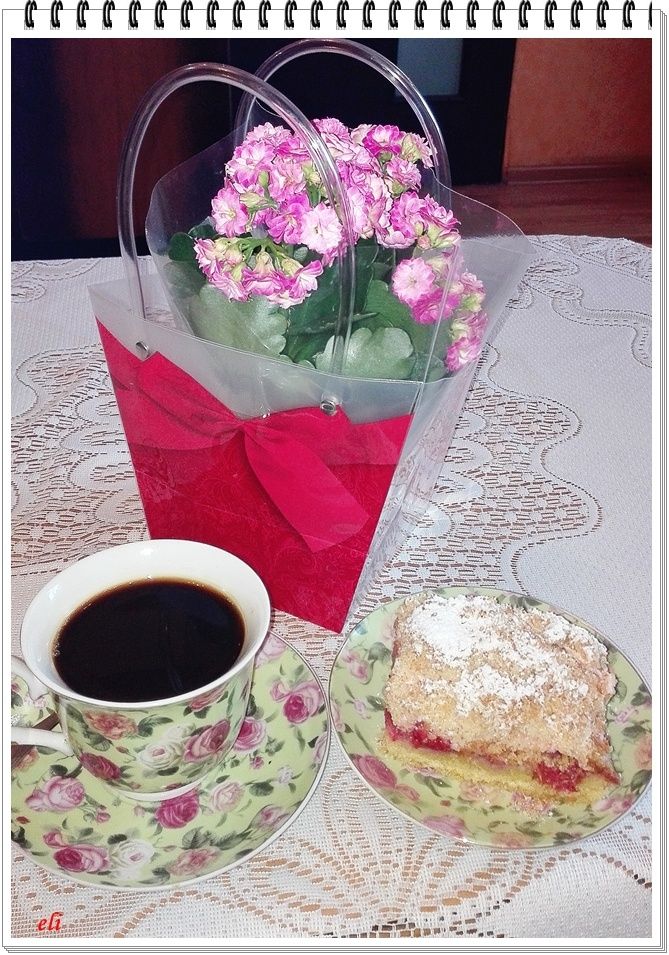 Ciasto Eli z rabarbarem, truskawkami i kruszonką Ciasto Eli z rabarbarem, truskawkami i kruszonką