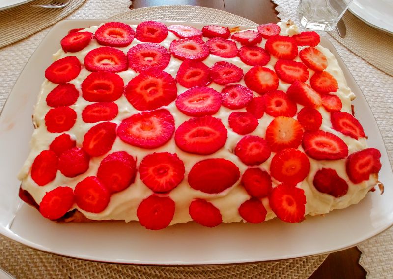 Ciasto fale Dunaju z truskawkami i rabaebarem