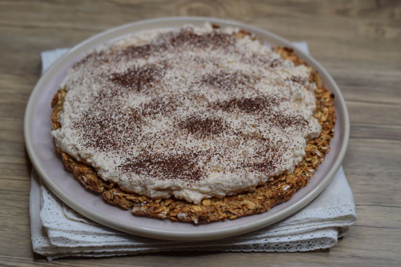 Ciasto fit na spodzie z płatkow owsianych z kremem