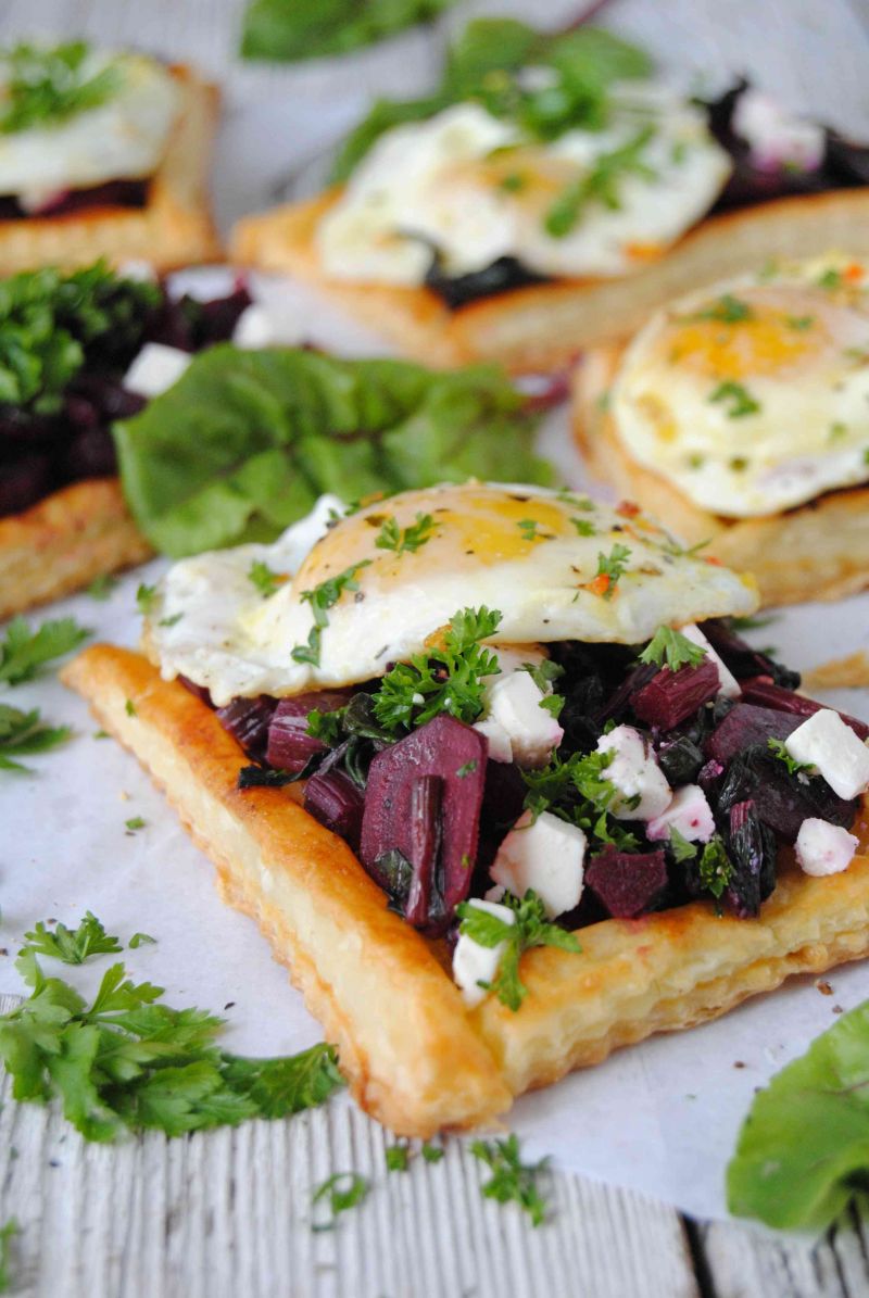 Ciasto francuskie z botwinką i jajkiem sadzonym