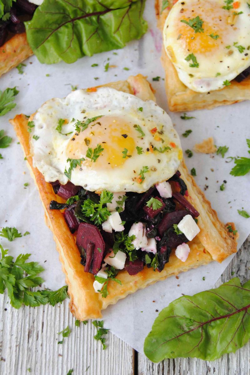 Ciasto francuskie z botwinką i jajkiem sadzonym