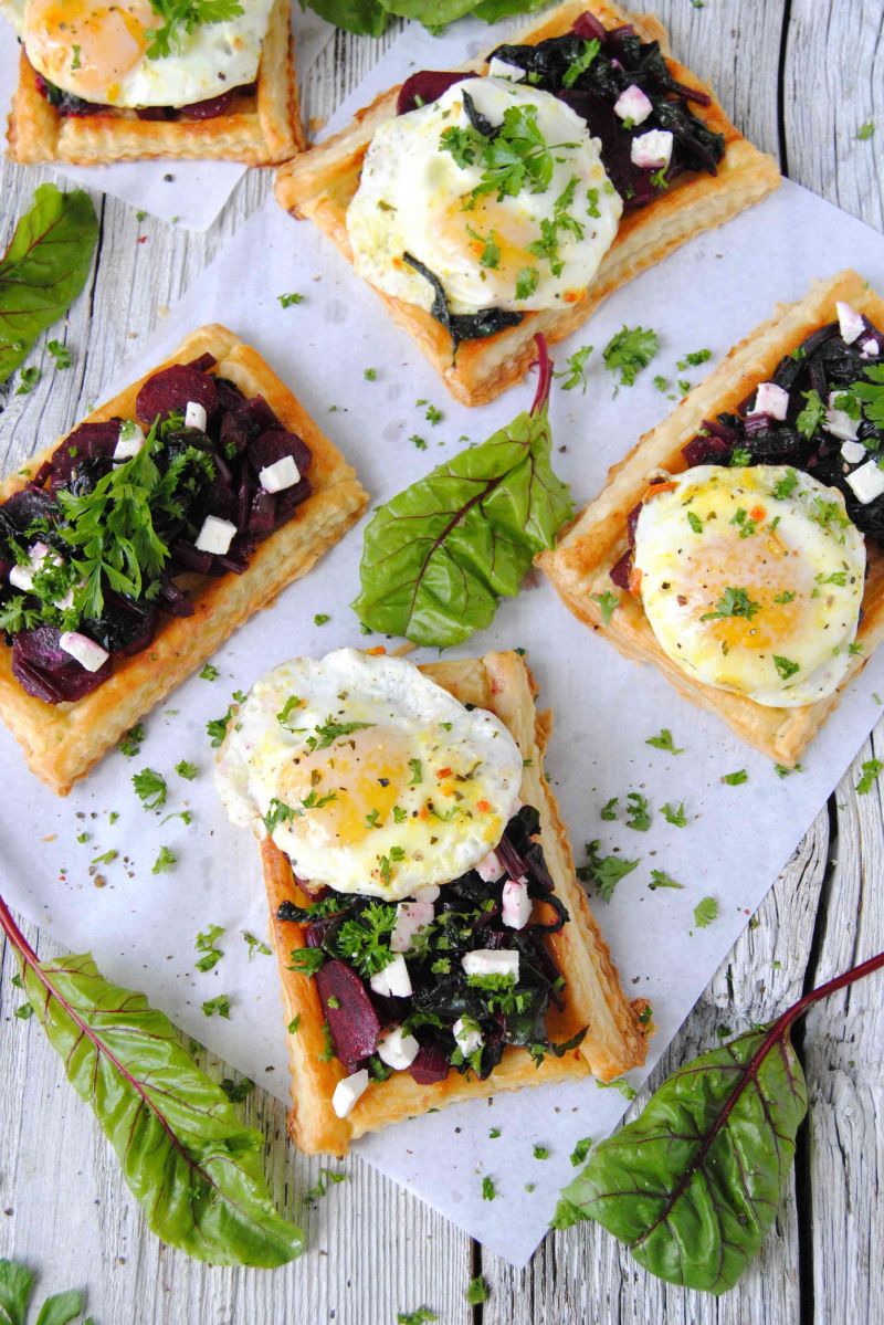 Ciasto francuskie z botwinką i jajkiem sadzonym