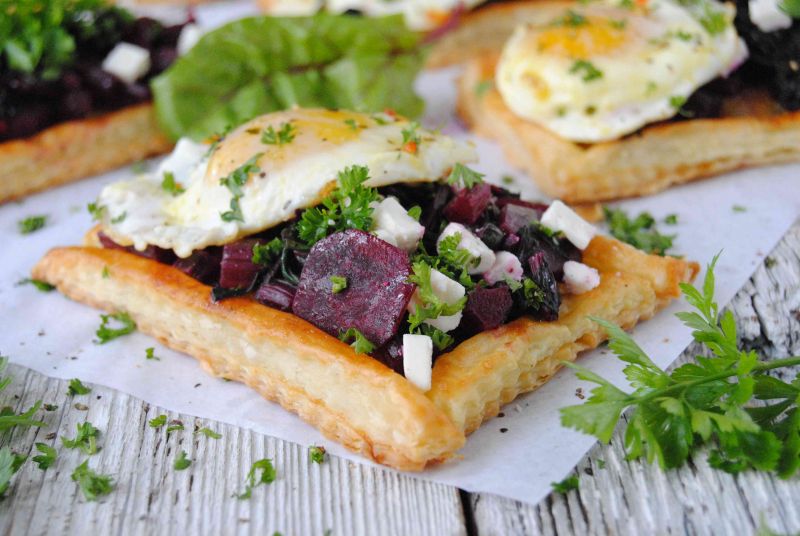 Ciasto francuskie z botwinką i jajkiem sadzonym