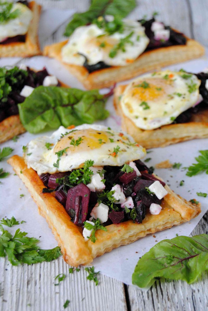 Ciasto francuskie z botwinką i jajkiem sadzonym