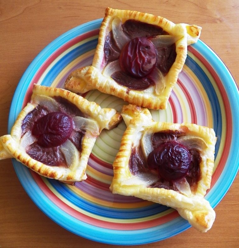 Ciasto francuskie z gruszką i śliwką 