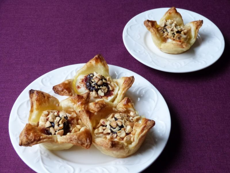 Ciasto francuskie z jabłkami i orzechami Ciasto francuskie z jabłkami i orzechami
