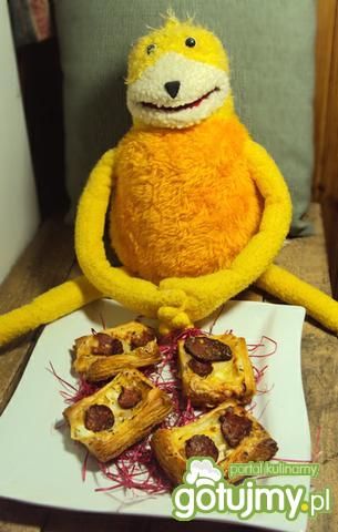 Ciasto francuskie z kiełbasą i serem 