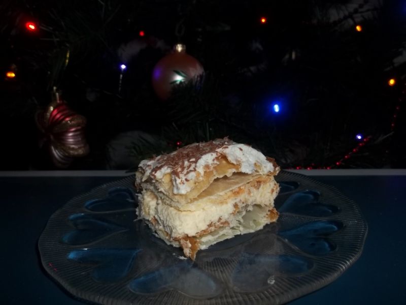 Ciasto francuskie z kremem i bitą śmietaną