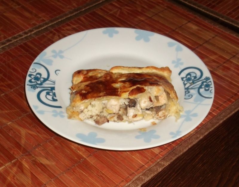 Ciasto francuskie z kurczakiem i warzywami 