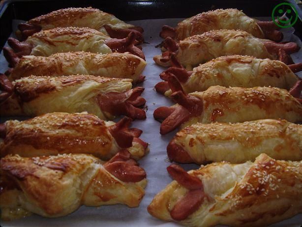 Ciasto francuskie z parówką i serem. Ciasto francuskie z parówką i serem.