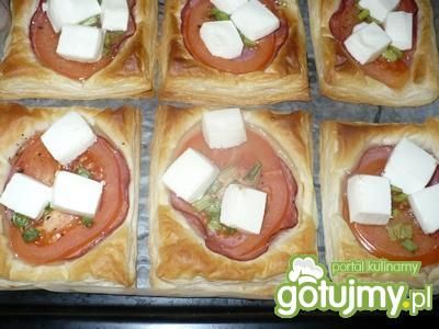 Ciasto francuskie z pomidorem i fetą Ciasto francuskie z pomidorem i fetą