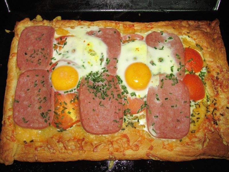 Ciasto francuskie z pomidorem i mielonką Ciasto francuskie z pomidorem i mielonką