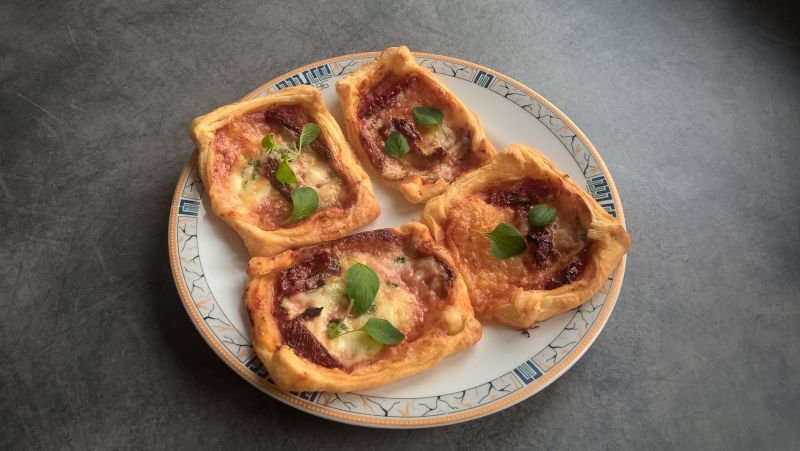 Ciasto francuskie z serem i suszonymi pomidorami