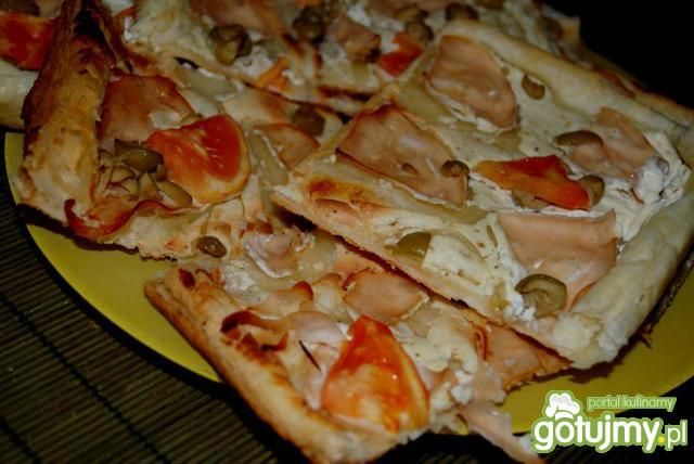 Ciasto francuskie z szynką i lubczykiem Ciasto francuskie z szynką i lubczykiem