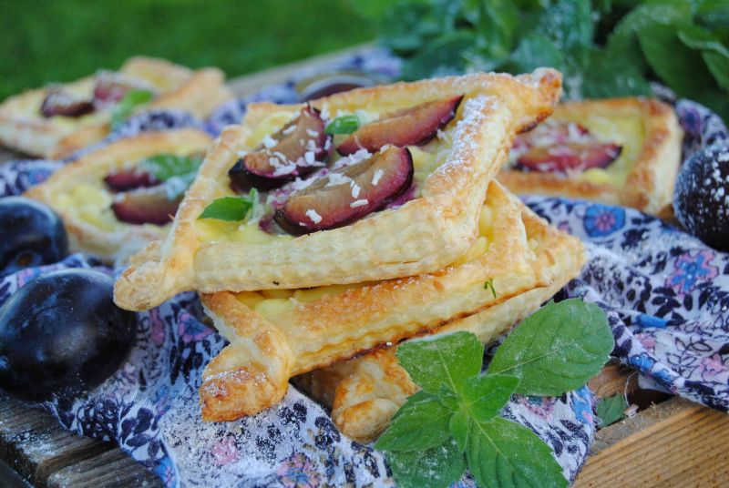 Ciasto francuskie ze śliwką