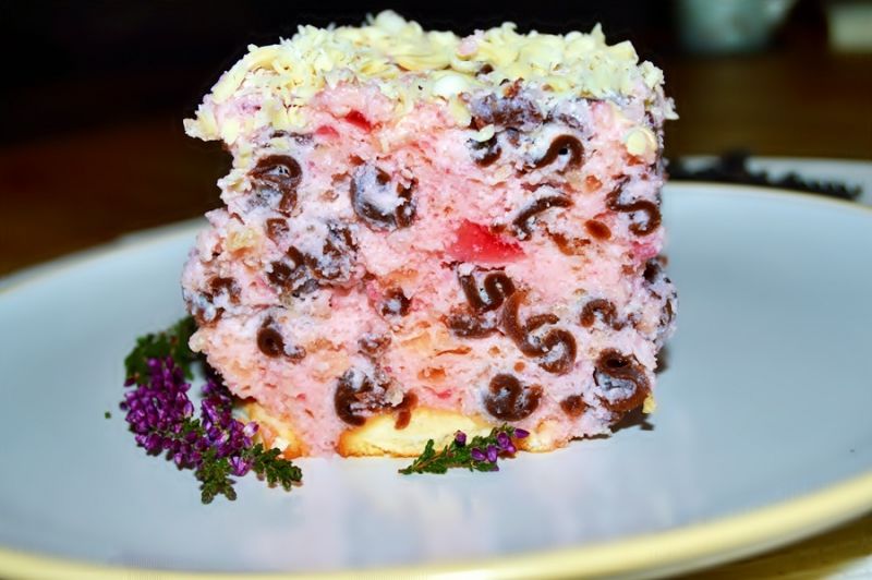 Ciasto galaretkowe z czekoladowym makaronem Ciasto galaretkowe z czekoladowym makaronem