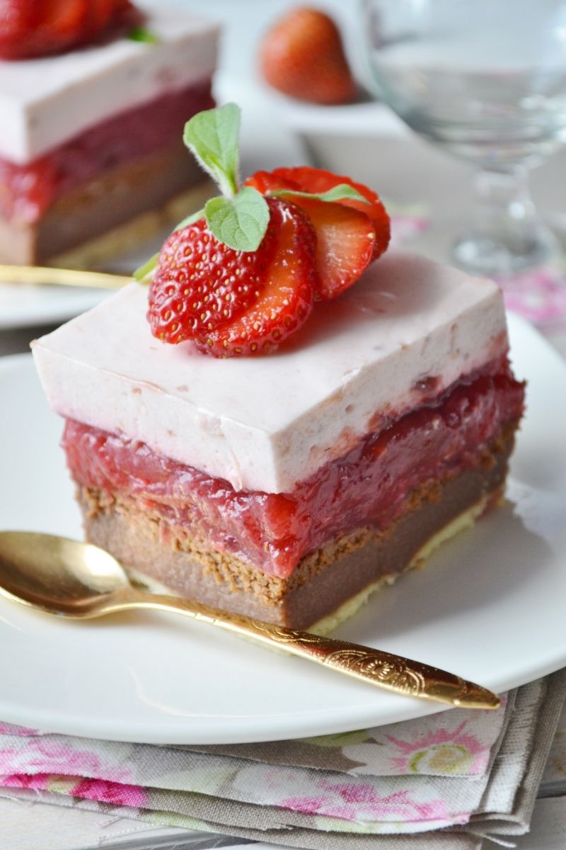 Ciasto grysikowe z nutellą i truskawkami