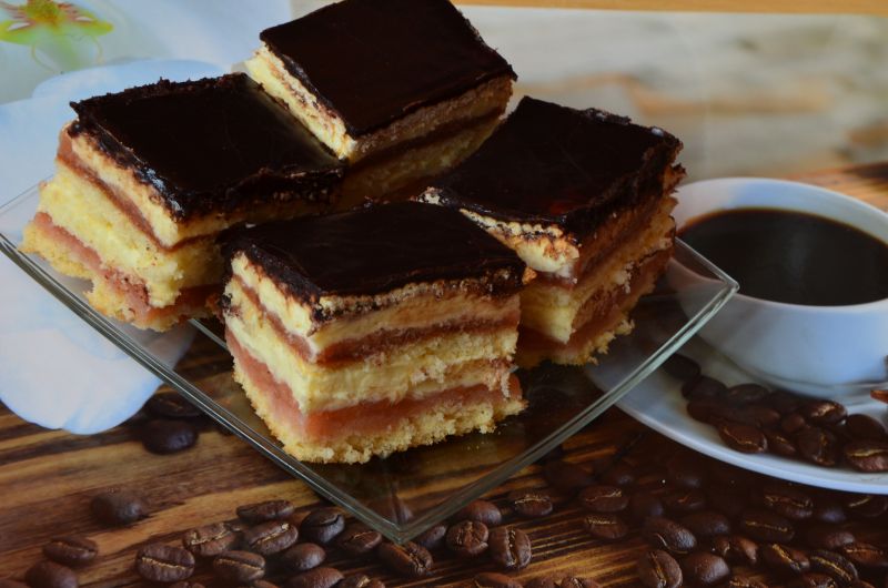 Ciasto jabłkowo-budyniowe z polewą czekoladową