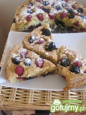 Ciasto jeżynowo-malinowe z cukrem pudrem Ciasto jeżynowo-malinowe z cukrem pudrem