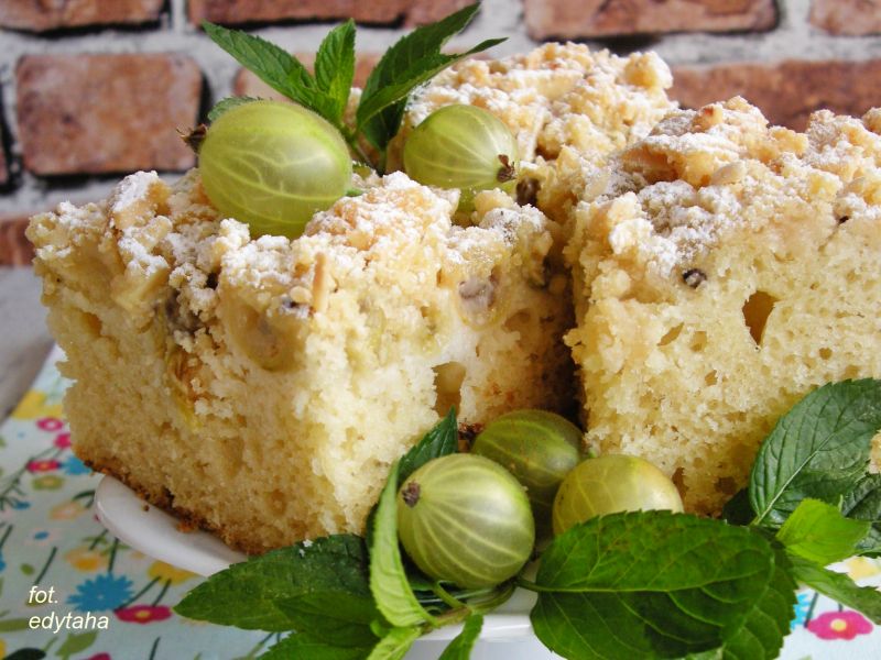 Ciasto jogurtowe z agrestem i migdałową kruszonką 