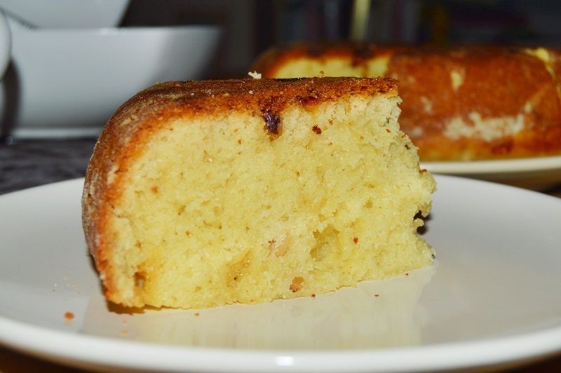 Ciasto jogurtowe z białą czekoladą i orzechami Ciasto jogurtowe z białą czekoladą i orzechami