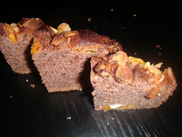 Ciasto jogurtowe z brzoskwiniami i migdałami