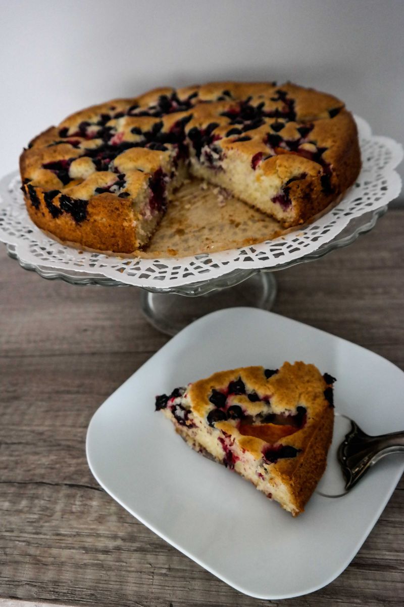 Ciasto jogurtowe z czarną porzeczką Ciasto jogurtowe z czarną porzeczką