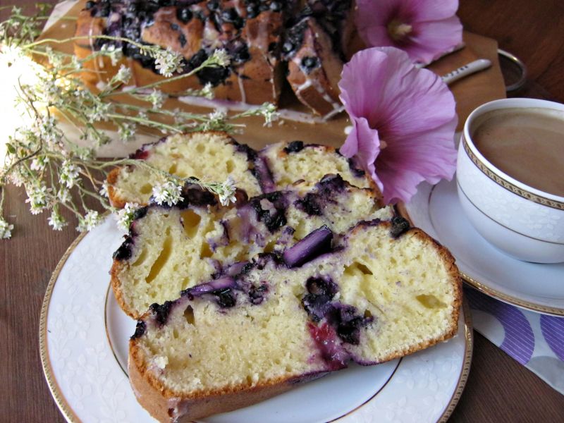 Ciasto jogurtowe z jagodami, malinami i ananasem