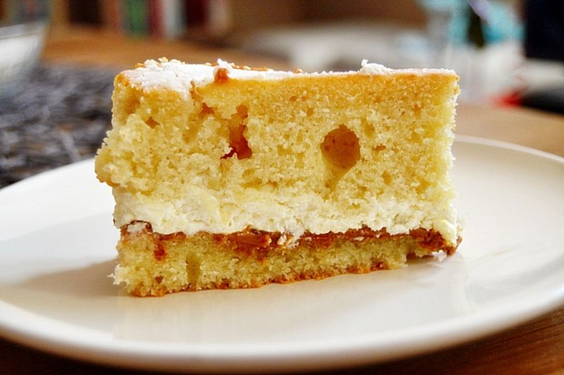 Ciasto jogurtowe z masą śmietankową i krówką  Ciasto jogurtowe z masą śmietankową i krówką