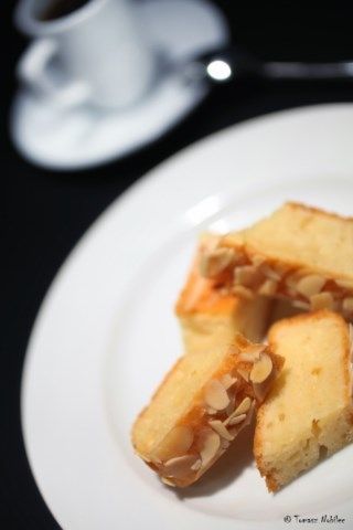 Ciasto jogurtowe z migdałami Ciasto jogurtowe z migdałami
