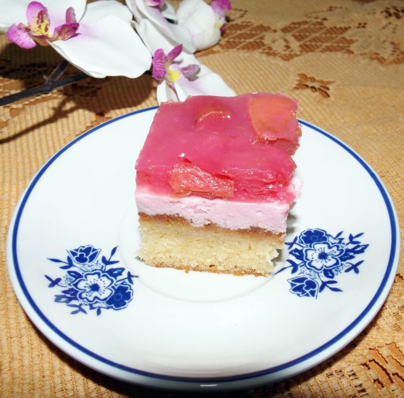 Ciasto jogurtowe z pianką i frużeliną rabarbarową Ciasto jogurtowe z pianką i frużeliną rabarbarową