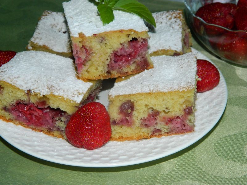 Ciasto jogurtowe z truskawkami Ciasto jogurtowe z truskawkami