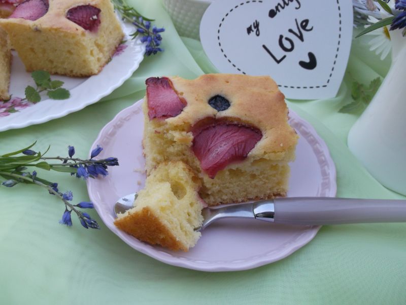 Ciasto jogurtowe z truskawkami i borówkami