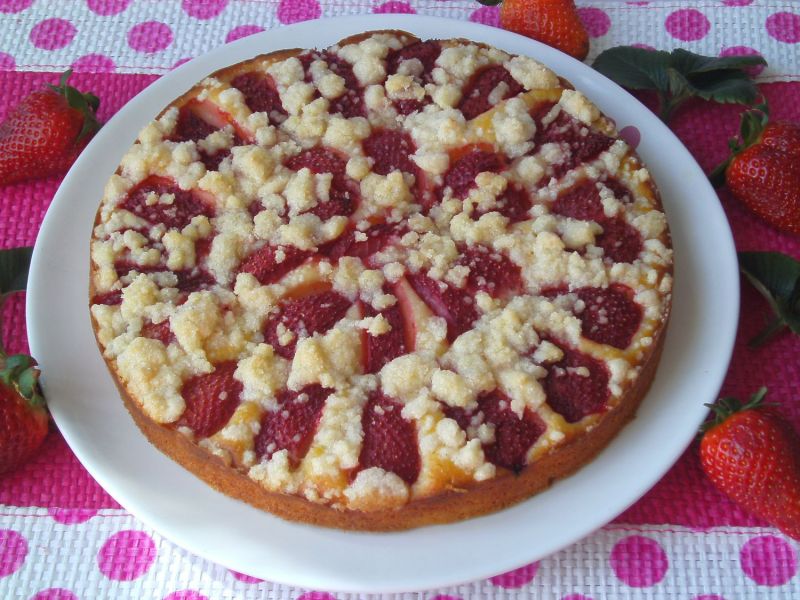 Ciasto jogurtowe z truskawkami i kruszonką Ciasto jogurtowe z truskawkami i kruszonką