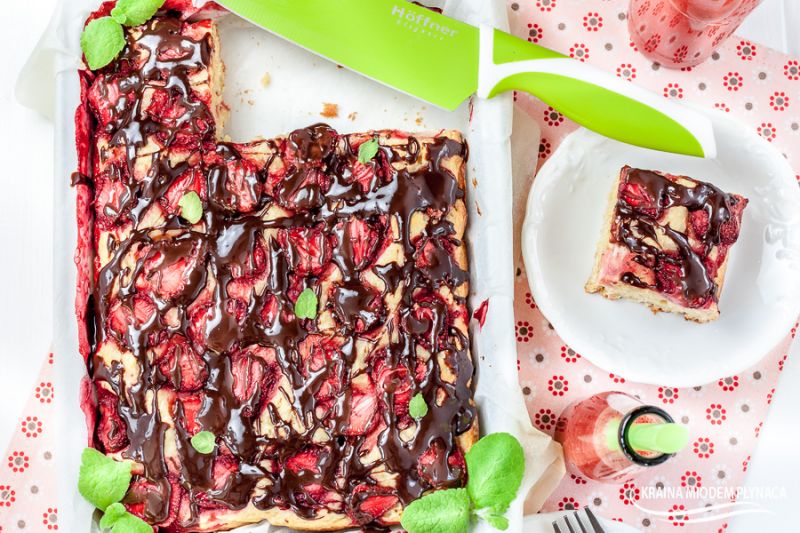 Ciasto jogurtowe z truskawkami i polewą, tzw. kube Ciasto jogurtowe z truskawkami i polewą, tzw. kube