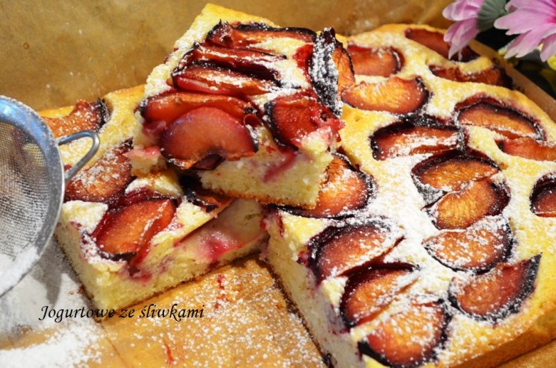 Ciasto jogurtowe ze śliwkami Ciasto jogurtowe ze śliwkami