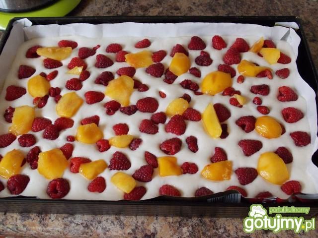 Ciasto jogurtowo-budyniowe z owocami
