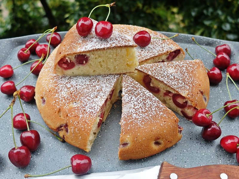 Ciasto jogurtowo-czereśniowe z patelni BezPieczeni