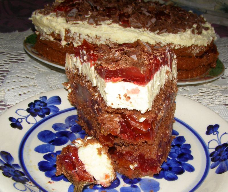 Ciasto kakaowe smacznie nadziane galaretką,kremem Ciasto kakaowe smacznie nadziane galaretką,kremem