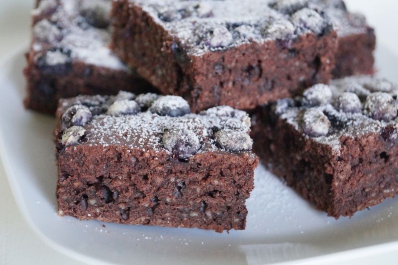 Ciasto kakaowe z borówkami i kuskusem