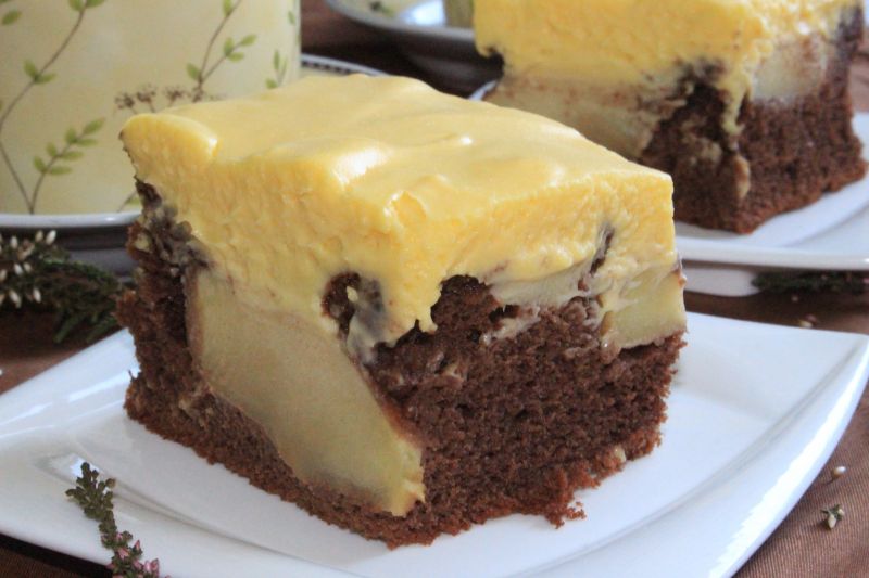 Ciasto kakaowe z jabłkami i kremem waniliowym Ciasto kakaowe z jabłkami i kremem waniliowym