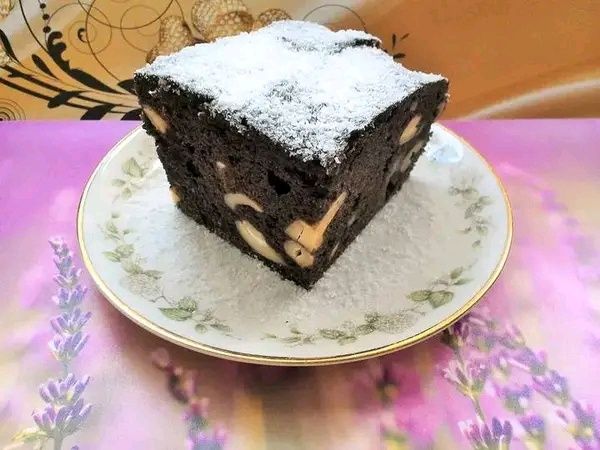 Ciasto kakaowe z jabłkami i orzechami nerkowca