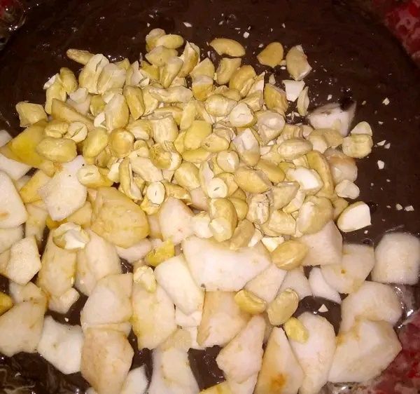 Ciasto kakaowe z jabłkami i orzechami nerkowca