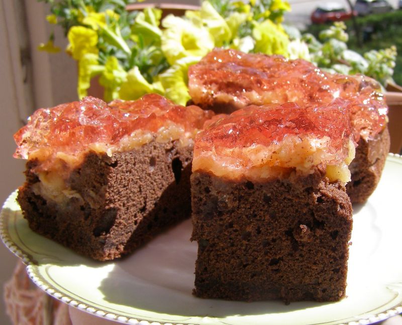 Ciasto kakaowe z jabłkiem, galaretką