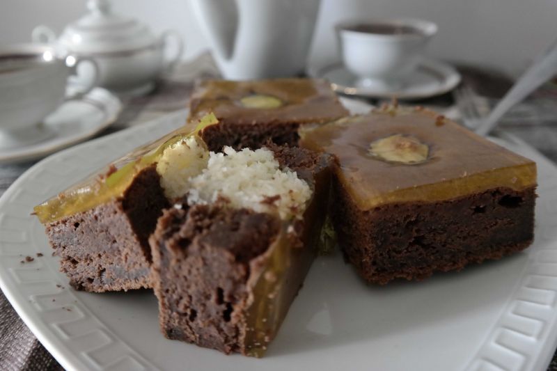 Ciasto kakaowe z kokosowymi kulkami