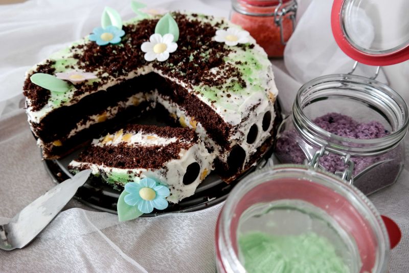 Ciasto kakaowe z kremem i brzoskwiniami