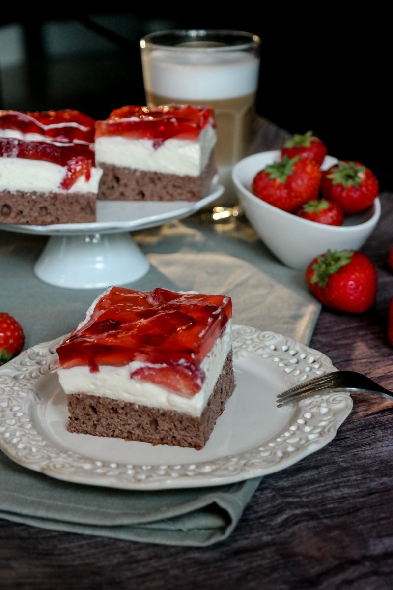 Ciasto kakaowe z masą budyniową i truskawkami Ciasto kakaowe z masą budyniową i truskawkami